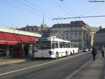 tl Nr. 776+951 (NAW/Lauber + Rochat/Lauber) am 8.1.2013 auf der Grand-Pont zwischen den Haltestellen St-Franois und Bel-Air.