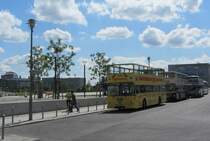 Eine Reihe von MAN Doppelstock-Sightseeingbussen vor dem Berliner Hauptbahnhof.(13.8.2012)