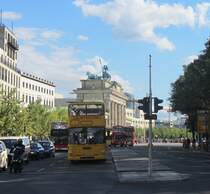 Historischer MAN Sightseer wartet vor dem Brandenburger Tor vollbesetzt auf grnes Licht.(13.8.2012)
