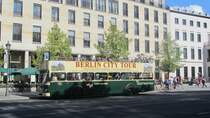 Die  Berliner City Tour  stoppt gerade vor dem Brandenburger Tor.(13.8.2012)