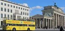 MAN Sightseeingbus beim Brandenburger Tor whrend eines kurzen Stopps.(13.8.2012)