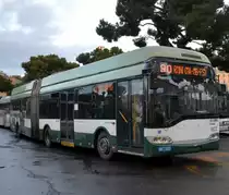 Rom 2.2.2013: der scheinbar normale Solaris Trollino 18 entpuppt sich als Solaris-Ganz Trollino, der auf der stromfreien Strecke im Batteriemodus unterwegs ist.