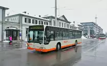 BSU MB Citaro I Nr. 73 wartet vor dem Hauptbahnhof Solothurn auf den nchsten Einsatz, 12.02.2013.