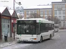 Der kleiner MAN NM223 auf de Stadtverkehr-linie  B  an der Postplatz, Aue.