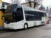 NEOPLAN-Skyliner, Mannschaftsbus des WAC-St.Andr� erwartet vorm Kaiserhof in Ried die Fu�baller, um diese zum Bundesligaspiel ins Stadion zu bringen; 130220