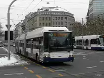 tpg - Hess-Swisstrolley BGGT-N2C Nr.7583 unterwegs auf der Linie 10 in der Stadt Genf am 14.02.2013