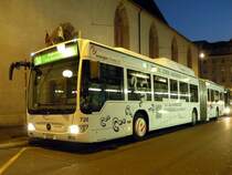Nachtaufnahme vom Mercedes Citaro mit der Betriebsnummer 726 und der Vollwerbung fr energieschweiz.ch am Claraplatz. Die Aufnahme stammt vom 28.02.2013.