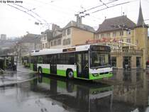 transN Nr. 215 (Volvo 7700) bei strmendem Regen am 8.3.2013 in Neuchtel, Place Pury