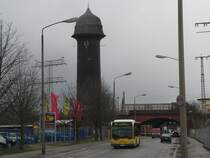 Bus 1463 der BVG ist auf der Linie 194 nach Marzahn unterwegs. Hier hat er gerade Ostkreuz verlassen - im Hintergrund der alte Wasserturm. 21.1.2007