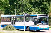 Aufgeschlitzte Sitzpolster, defekte Anzeige und eine eingeschlagene und mit Klebeband geflickte Scheibe. So pr�sentiert sich dieser stark in Mitleidenschaft gezogene MB O407, welcher der Firma Hoffmann Reisen geh�rt. Die Vordert�r l�sst sich auch nur noch zur H�lfte elektrisch �ffnen. Im April 2007 konnte ich ihn in Speyer ablichten, als er seine lange Fahrt als Linie 717 nach Heidelberg gerade begonnen hatte. Sein Ziel wird er in rund 2 Stunden erreicht haben. Der Bus verkehrt im Auftrag des BRN.