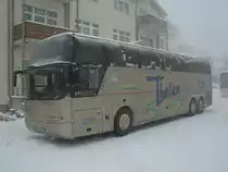 Kaum ist dieser NEOPLAN,am 10.M�rz 2013,durch den heftigen Schneefall in Bergen/R�gen zuerkennen.