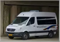 (VV 2008)  Mercedes Benz Sprinter Minibus des Busunternehmens Vandivinit wartet unter der Br�cke am Busbahnhof in Bettembourg auf seinen n�chsten Einsatz.  05.04.2013 