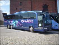 Mercedes Travego von Kreb�hl aus Deutschland in Stralsund vor dem Ozeaneum am 03.08.2012