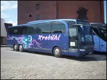 Mercedes Travego von Kreb�hl aus Deutschland in Stralsund vor dem Ozeaneum am 03.08.2012