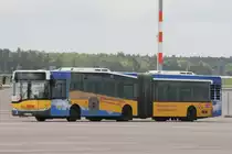 Gelenkbus Solaris Urbino der BVG bei den Besuchertagen auf dem Vorfeld des neuen Flughafens Berlin-Brandenburg BER  Willy Brandt  am 12.5.2012