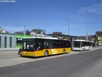 Postauto/Regie Hausen a. A. Nr. 206 (MAN A20 Lion's City �) und Postauto/PU Kuhn AG 14885 am 14.4.2013 beim Bhf. Affoltern am Albis. Kaum zu glauben, aber zwischen diesen Fahrzeugen herrscht ein Altersunterschied von 6 Jahren!.