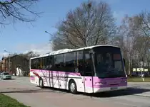 20.4.2013 Usedom. Neoplan Richtung Seebad Ahlbeck. Im HIntergrund der ehem. Bahnhof.