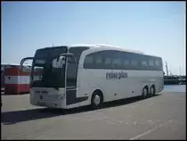 Mercedes Travego von Reise Plus aus Deutschland im Stadthafen Sassnitz am 04.08.2012