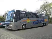 Dieser schmucke Reisebus der Firma Niederehe aus Erftstadt stand
im Bundessprachenzentrum am 20.04.2013 in H�rth.