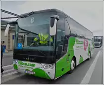 (1-EQZ-451)(B) Van Hool TX 15 Acron als Shuttlebus unterwegs zwischen Metz(F), Luxemburg und Charleroi(B), aufgenommen am Bhf in Luxemburg am 20.04.2013.