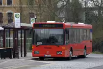 In Pulsnitz Bahnhof wartet der Bus der Linie 304  auf umsteigende Fahrg�ste aus der SB an 25.04.2013 gegen 08:35 Uhr.