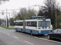Ein Problem bei Extrafahrten mit Trolleybussen ist, dass man sehr oft den Regelkursen im Weg steht. Auch bei der TMZ Abschiedsfahrt am 21.4.2013 war dies nicht anders. Dies hatte einige Fahrten mit dem Hilfsmotor zur Folge, wie das Beispiel des GTZ Nr. 140 beim Bhf. Tiefenbrunnen zeigt.