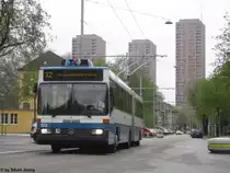 VBZ Nr. 123 (Mercedes O405GTZ) am 21.4.2013 beim Bullinger-Platz. Auch diese Strecke mit den Hardauer-Hochh�user im Hintergrund ist jediglich eine Dienststrecke