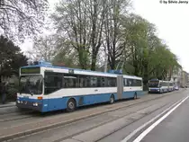 VBZ Nr. 140 + 123 (Mercedes O405GTZ) am 21.4.2013 bei der B�ckeranlage. Vom Helvetiaplatz zur B�ckeranlage existiert f�r Trolleybusse eine Dienststrecke, die nicht im normalen Passagierbetrieb befahren wird. F�r die BEv�lkerung steht dazu die Tramlinie 8 zur Verf�gung. Deshalb sind Trolleybusse an dieser Stelle nur sehr selten zu sehen.