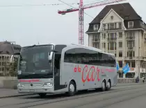 Mercedes Travego der AAGL mit der Betriebsnummer 34 auf der Mittleren Rheinbr�cke. Die Aufnahme stammt vom 08.04.2013.