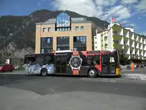Solaris Bus der Post mit der Vollwerbung f�r HAMILTON Uhren kurz vor dem Bahnhof Interlaken Ost. Die Aufnahme stammt vom 18.04.2013.