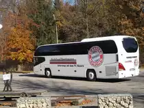 Neonplan Bus in M�nchen bei denn Bavaria Film Studios am 10.11.2012 mit Der Werbung von dem FC Bayern M�nchen.