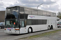 Van Hool  Schrottreisebus , illegal ohne Kennzeichen in Heimerzheim abgestellt. Rote Ordnungsamtanzeige klebt schon auf der besch�digten Frontscheibe - 19.04.2013