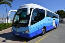 Volvo Irizar von Ibizatours bringt am 06.05.2013 Reisende zur F�hre nach Formentera.