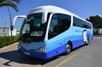 Volvo Irizar von Ibizatours bringt am 06.05.2013 Reisende zur F�hre nach Formentera.