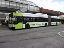 Wagen 7151 der Hochbahn - MB Citaro GDH Hybridbus am Bahnhof Altona (9.5.13)