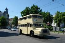 Am 19. und 20.05.07 zum Tag der offenen T�r im Betriebshof Niedersch�nhausen waren auch die historischen Busse in Pankow unterwegs. Normalerweise fotografiere ich keine Busse, aber die historischen Fahrzeuge haben es mir an diesem Wochenende angetan. Hier sehen wir am Ossietzkyplatz einen in Richtung Betriebshof fahrenden Doppeldecker vom Typ DO54, gebaut beim VEB Waggonbau Bautzen. (19.05.07)