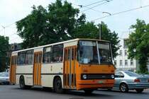 Dieser Bus vom Typ Ikarus 260 war f�r die nicht so stark frequentierten Stadtlinien konzipiert. Das typische Motorenger�usch des Ikarus ist mir aus meiner Kindheit noch bekannt und hat sich eingepr�gt. Der Wagen ist unterwegs zum Betriebshof Niedersch�nhausen am Ossietzkyplatz von mir aufgenommen worden. (20.05.07)