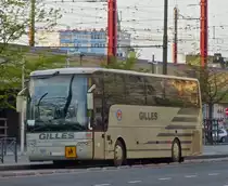 Van Hool Bus, in der N�he des Bahnhofs von Br�ssel Midi abgestellt, wartet er als Schulbus auf seinen n�chsten Einsatz. 10.05.2013