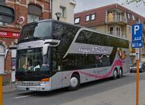 Setra S 431 DT kurvt am 11.05.2013 durch die engen Stra�en von MENEN (B)