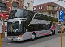 Setra S 431 DT kurvt am 11.05.2013 durch die engen Stra�en von MENEN (B)