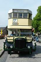 Alle Stunde fuhren auch die Busse im Wechsel ins Brandenburgische Schildow. Diese Gelegenheit lie� ich mir nicht nehmen und fuhr im Oberdeck des frischrestaurierten B�ssing D2 eine Runde mit. Ich muss sagen: Es war ein Erlebnis, dort oben auf der Holzbank durchger�ttelt zu werden. Den Fahrer habe ich aber nicht beneiden k�nnen. Fr�her war das Busfahren noch richtige, k�rperliche Arbeit. Besonders beim Wendeman�ver vor dem Betriebshof standen zum Schluss die Schwei�perlen auf seiner Stirn. PS: Das Bild kippt nicht nach links, der Bus steht ein wenig schief. (Endstation Schildow am 20.05.07)