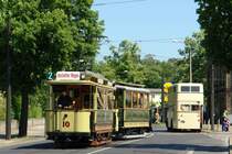 Ich wei�, dass bei diesem Bild die Stra�enbahn im Vordergrund steht, aber auch das Heck des DO54 kann sich sehen lassen. Er wird gleich seine Fahrt nach Schildow antreten. (Ausfahrt Betriebshof Niedersch�nhausen am 19.05.07)