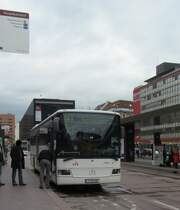 IVB Mercedes Integro auf der Fahrt nach Neustift im Stubaital kurz vor der Abfahrt am Innsbrucker Hauptbahnhof am 20.4.2013.