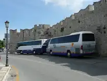 10.05.13,wartende Ausflugsbusse im Schatten der Stadtmauer von Rhodos-Stadt/Griechenland.