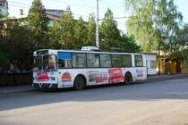 Mit abgeb�gelten Stromstangen stand am 5.5.2013 dieser O-Bus ZIU 9 nahe dem Bahnhof
in Pernik in Bulgarien.