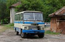 Dieser uralte Kleinbus bef�rderte am 9.5.2013 eine Arbeitergruppe bei 
Gleisarbeiten an der Rodophenbahn nahe Velingrad. Es handelt sich um 
einen russischen Typ der Marke Schawdar.