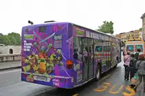 Von hinten sieht der atac 7589 (Mercedes Citaro O530 I) so aus. Ganz in Lila wirbt der Bus f�r die nickelodeon Sendung  Teenage Ninja Turtles . Rom, den 16.05.2013