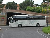 Volvo 9700 des Busunternehmens caperna am 16.05.2013 bei einer Kreisverkehrs Ausfahrt in Rom.