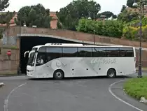 Volvo 9700 des Busunternehmens caperna am 16.05.2013 bei einer Kreisverkehrs Ausfahrt in Rom.