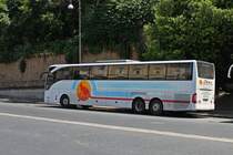 Am 17.05.2013 stand am Stra�enrand in Rom dieser Mercedes Tourismo.